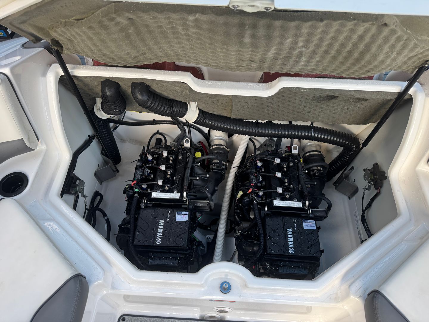 Like New 2021 Yamaha AR210 Jet Boat - Low 90 Hours, Loaded, Trailer Included! image 3